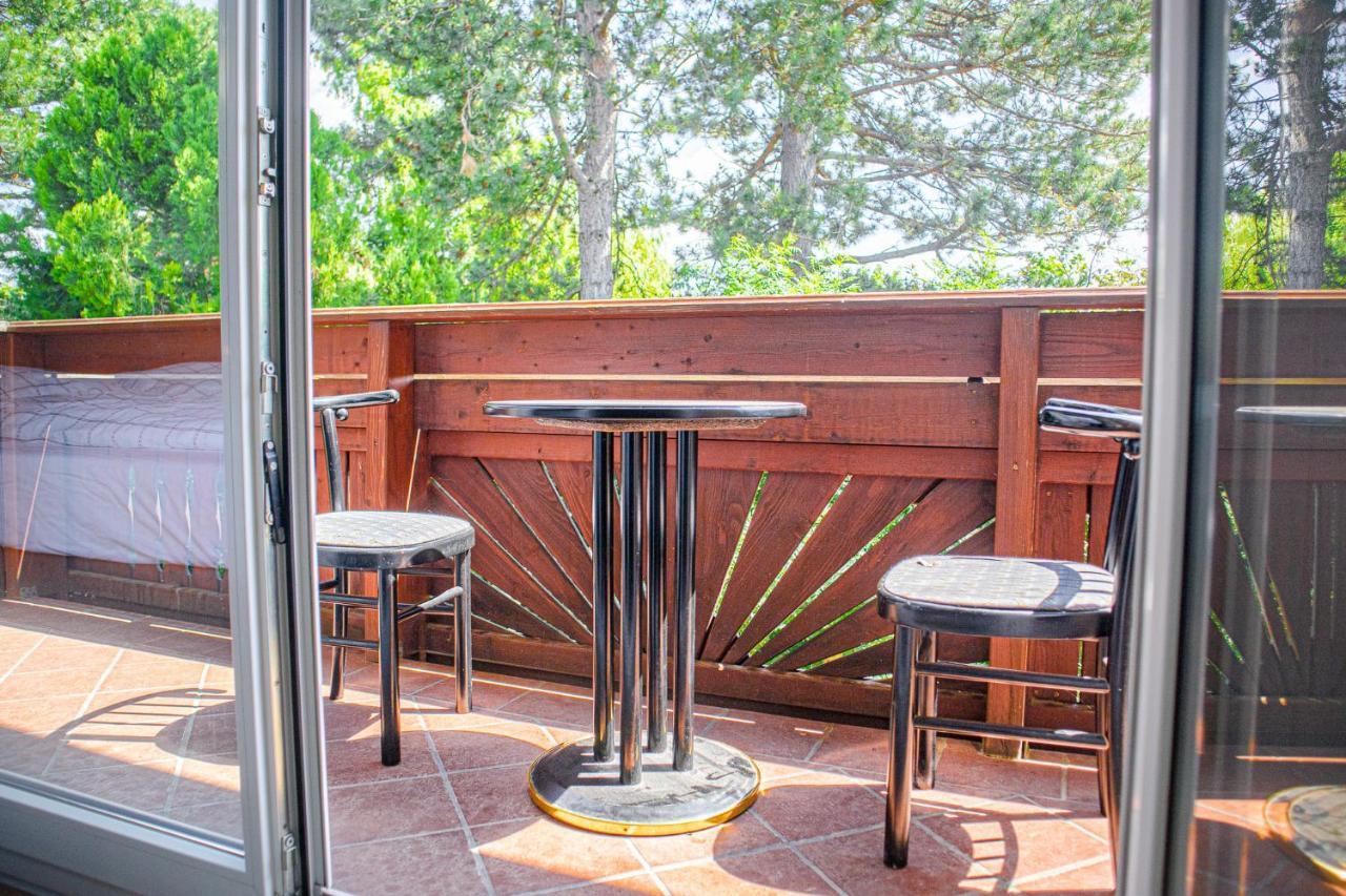 Exquisite Shared Villa - Your Private Room In This Beautiful Home Вена Экстерьер фото