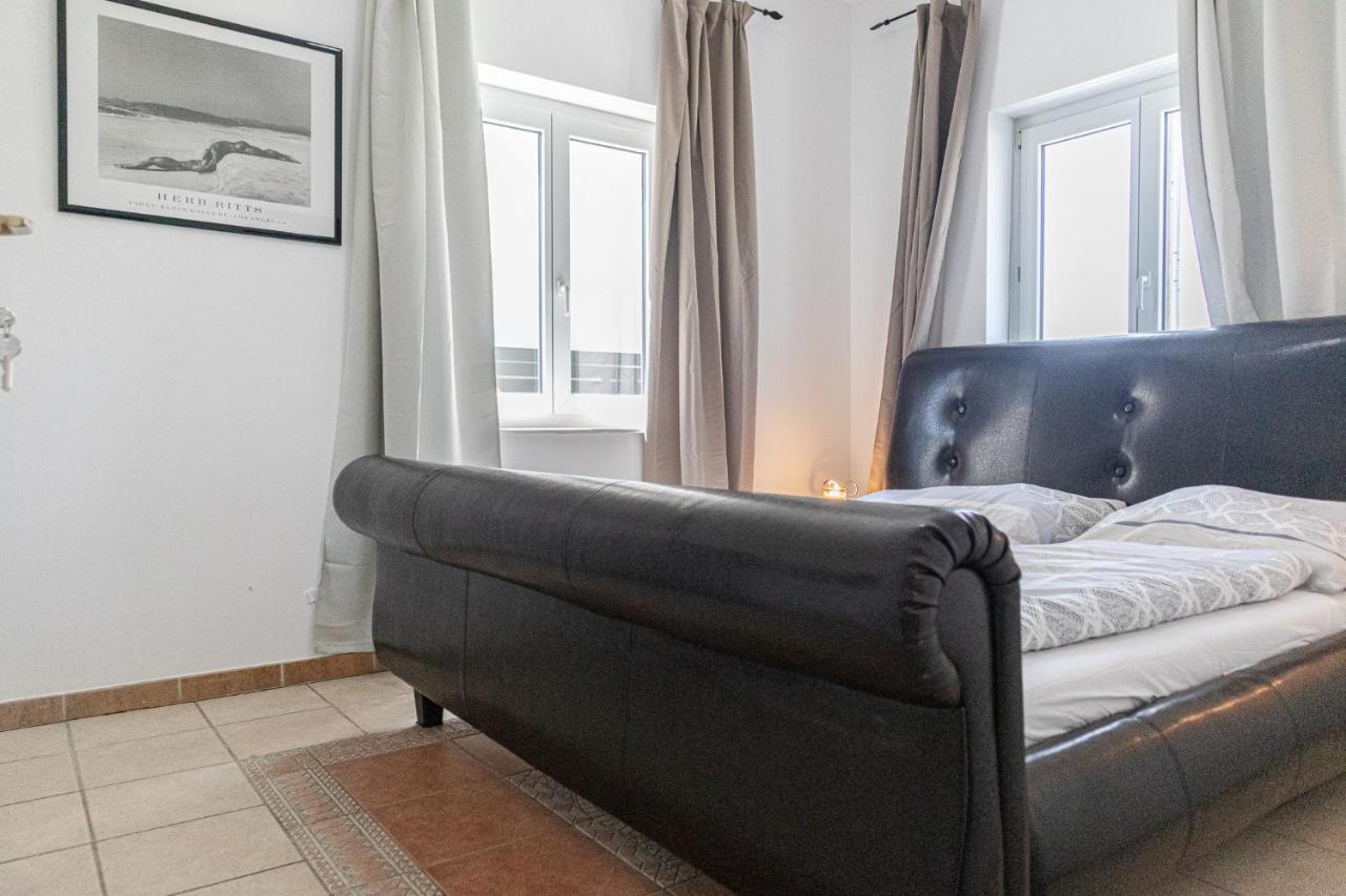Exquisite Shared Villa - Your Private Room In This Beautiful Home Вена Экстерьер фото